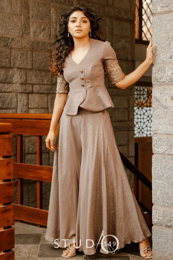 CONTEMPORARAY COCKTAIL OUTFIT IN BROWN